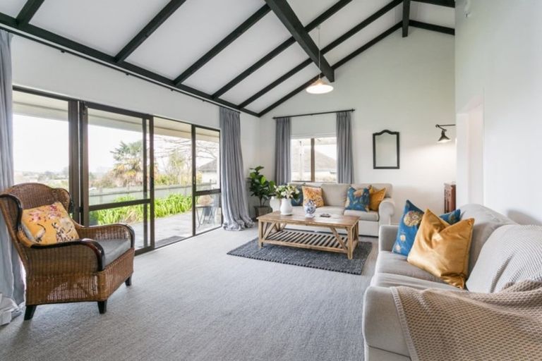 Photo of property in 10 Busby Hill, Havelock North, 4130