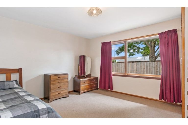 Photo of property in 2/120a Wainoni Road, Avondale, Christchurch, 8061