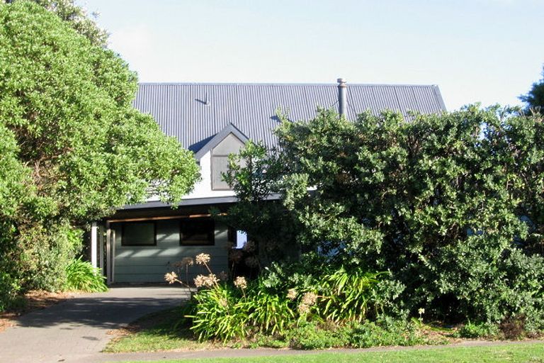 Photo of property in 4 Waiheke Street, Waikanae Beach, Waikanae, 5036