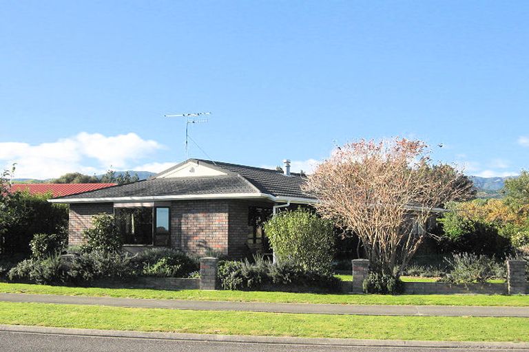Photo of property in 1 Cobb Place, Otaki, 5512