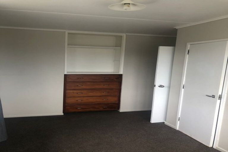Photo of property in 6 Taipari Road, Te Atatu Peninsula, Auckland, 0610