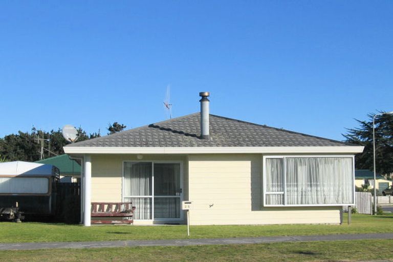 Photo of property in 27 Karaka Street, Otaki Beach, Otaki, 5512