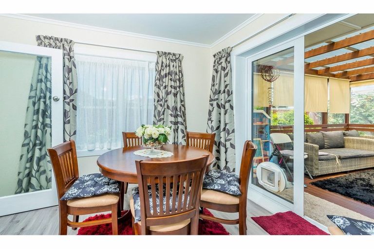 Photo of property in 14 Fairdene Avenue, Henderson, Auckland, 0610