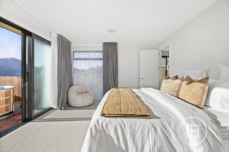 Photo of property in 5 Red Deer Rise, Kelvin Heights, Queenstown, 9300