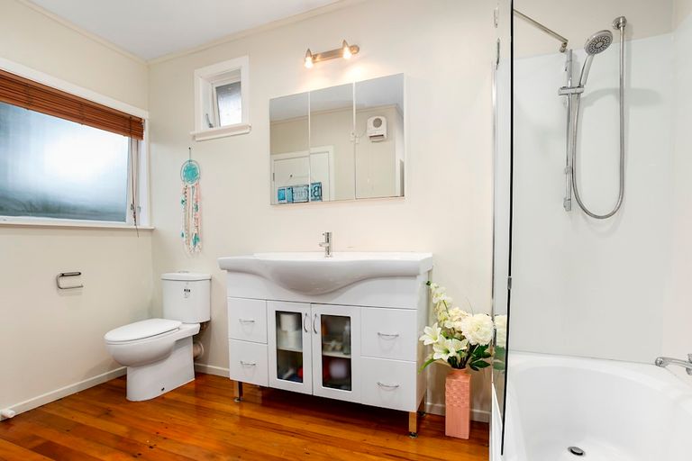 Photo of property in 536 West Coast Road, Oratia, Auckland, 0604