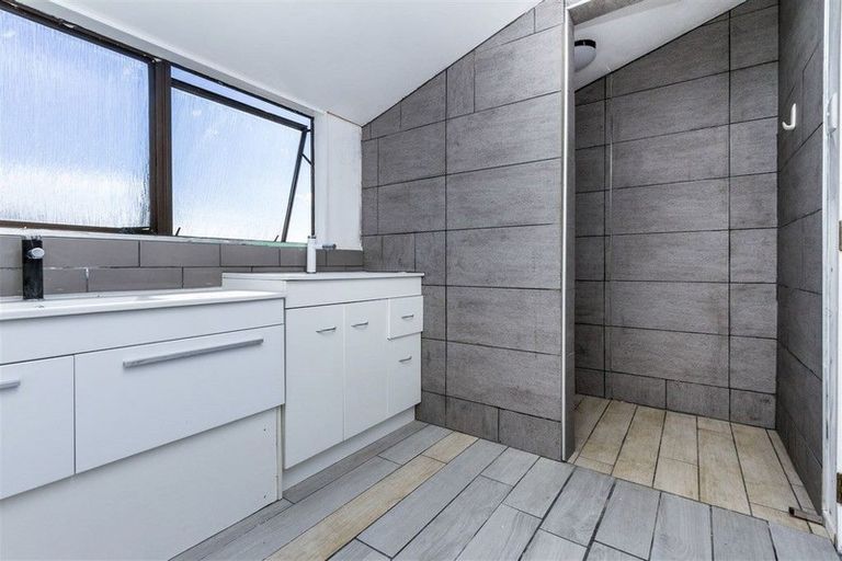 Photo of property in 5/11 Hall Road, Glenfield, Auckland, 0629