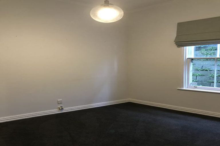 Photo of property in 21 Dorking Road, Brooklyn, Wellington, 6021