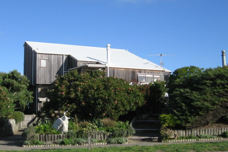 Photo of property in 8 Waiheke Street, Waikanae Beach, Waikanae, 5036