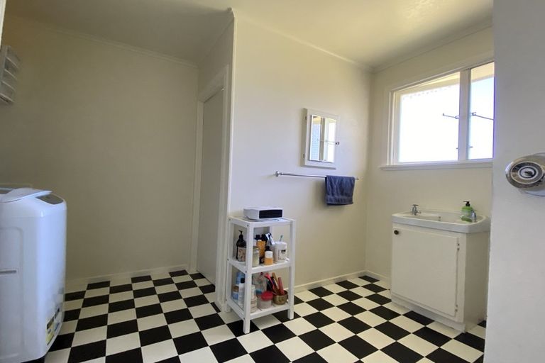 Photo of property in 4/3 Buscomb Avenue, Henderson, Auckland, 0610