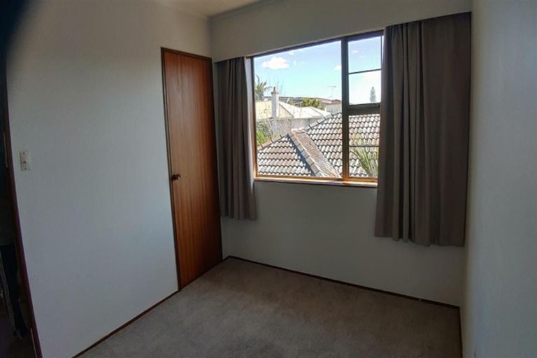 Photo of property in 1/37 Rangitoto Terrace, Milford, Auckland, 0620