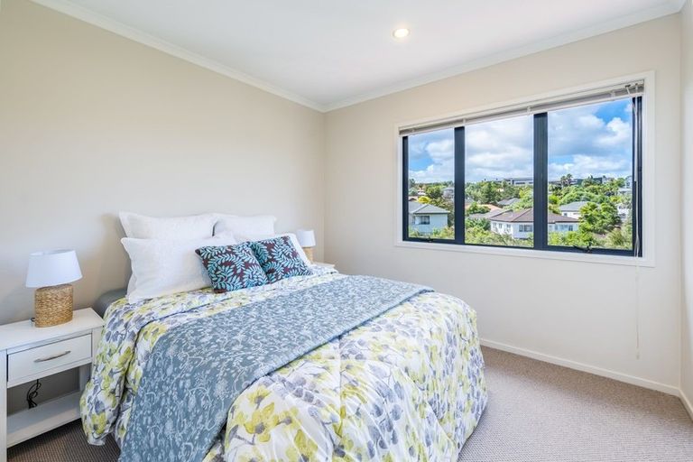 Photo of property in 5 Sonoma Crescent, Oteha, Auckland, 0632