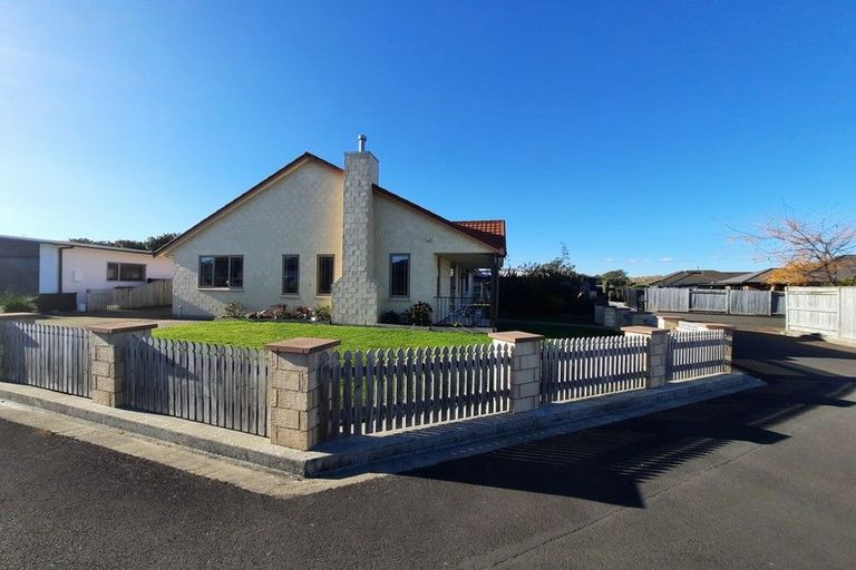Photo of property in 1 D'urville Place, Kelvin Grove, Palmerston North, 4414