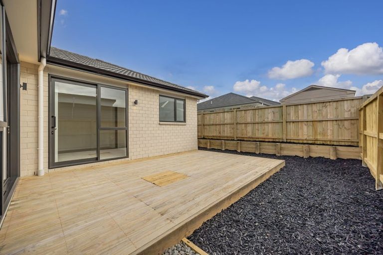 Photo of property in 17 Cara Avenue, Kumeu, 0810
