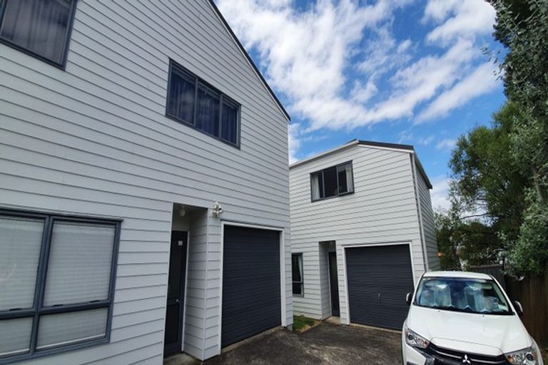 Photo of property in 2/22 Lambrown Drive, Totara Vale, Auckland, 0629