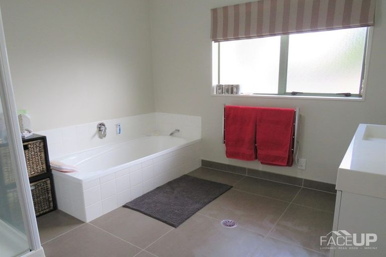 Photo of property in 22 Connemara Court, West Harbour, Auckland, 0618