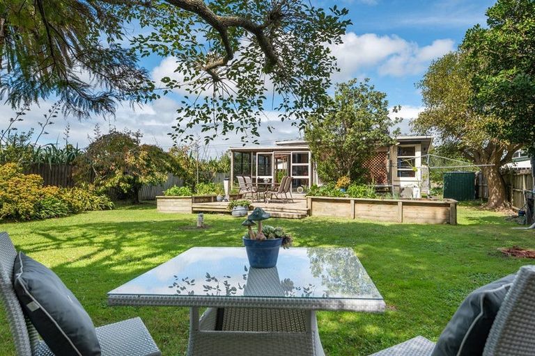 Photo of property in 7 Parakai Avenue, Parakai, 0830