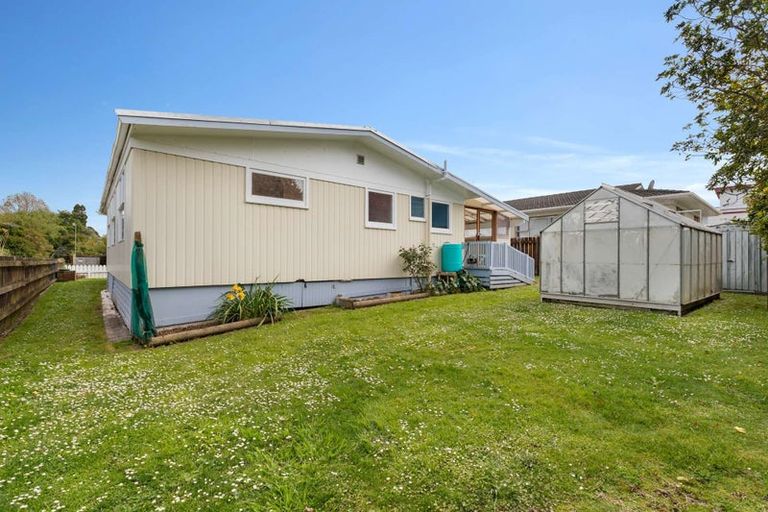Photo of property in 23 Fernleigh Avenue, Waiuku, 2123