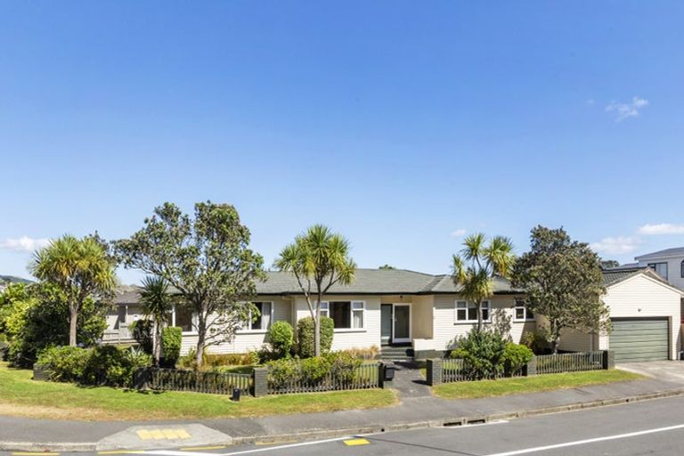 Photo of property in 1 Pinkerton Grove, Newlands, Wellington, 6037