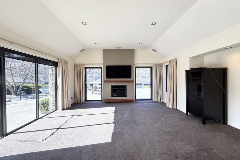 Photo of property in 12 Chartres Lane, Arrowtown, 9302