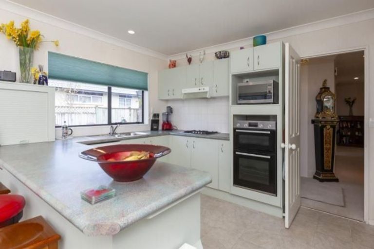 Photo of property in 8 Cranbrook Grove, Waikanae, 5036