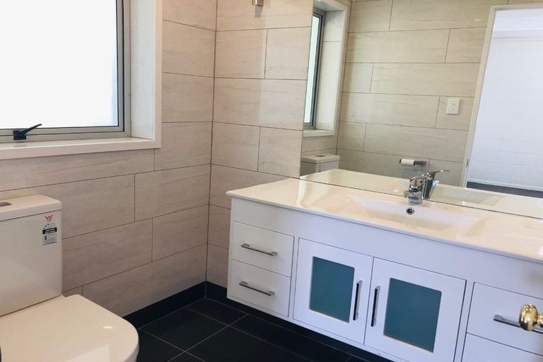 Photo of property in 8 Longwood Place, Forrest Hill, Auckland, 0620