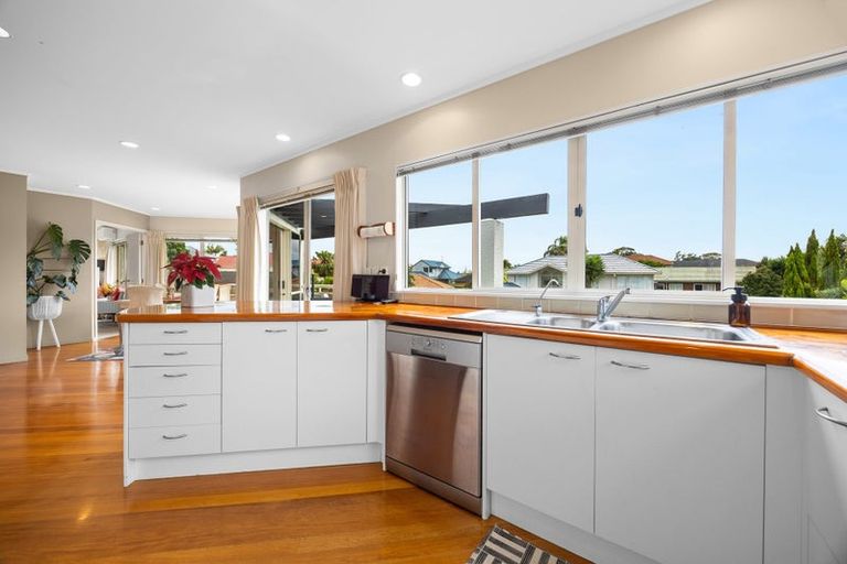 Photo of property in 6 Harbour Lights Close, West Harbour, Auckland, 0618
