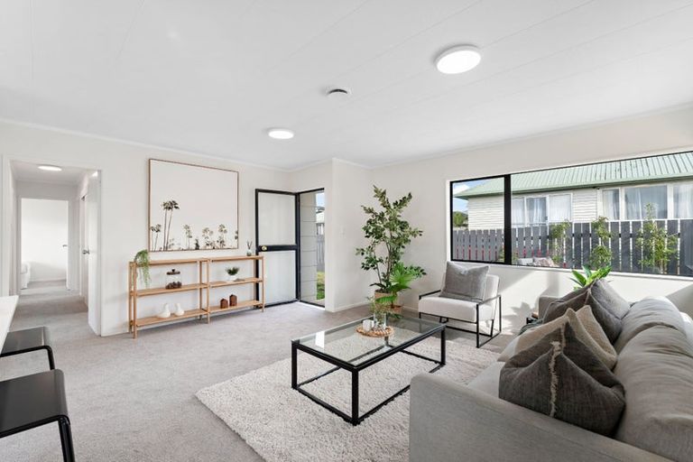 Photo of property in 2/7 Rewarewa Road, Te Atatu Peninsula, Auckland, 0610