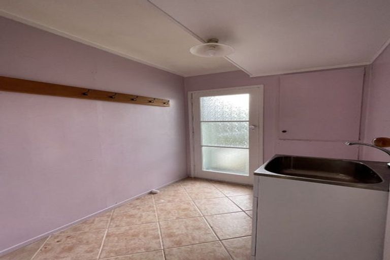 Photo of property in 37 Takapu Street, Henderson, Auckland, 0612