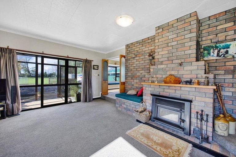 Photo of property in 44 Rawhitiroa Road, Eltham, 4322