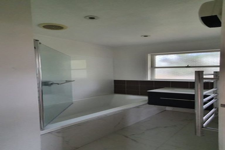 Photo of property in 19 Spence Road, Henderson, Auckland, 0612