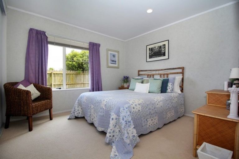 Photo of property in 2/7 Zurich Place, Weymouth, Auckland, 2103