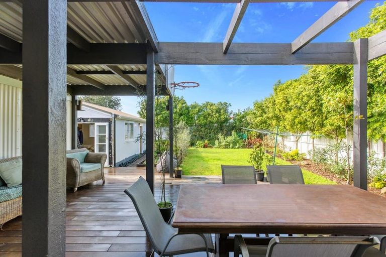 Photo of property in 15 Kingdale Road, Henderson, Auckland, 0610