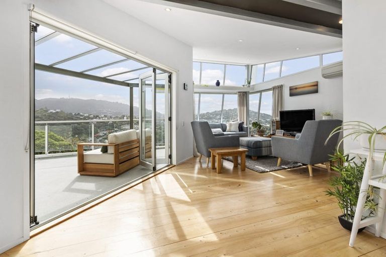 Photo of property in 5 Cavalry Close, Crofton Downs, Wellington, 6035