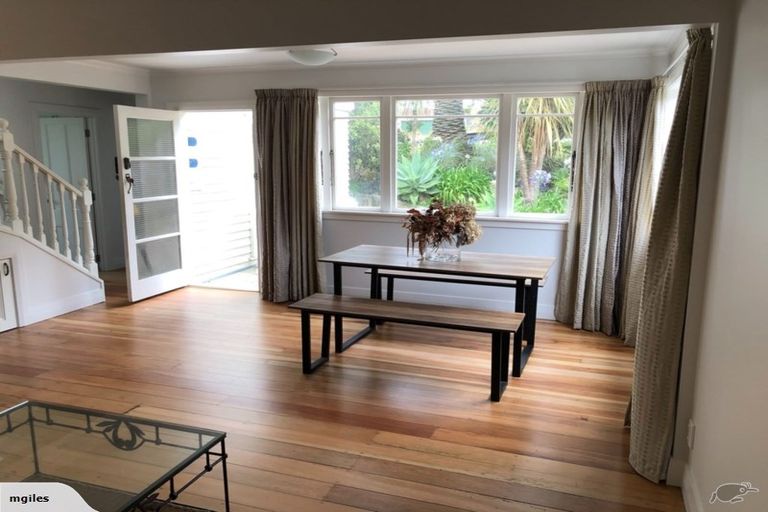 Photo of property in 328 Glenfield Road, Glenfield, Auckland, 0629