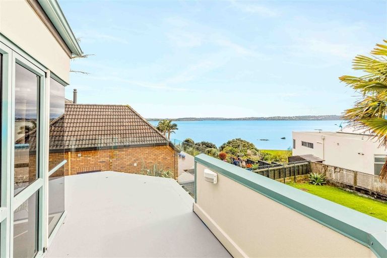 Photo of property in 122 Beach Road, Te Atatu Peninsula, Auckland, 0610