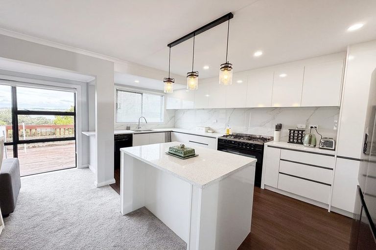 Photo of property in 17 Tui Vale Road, Shelly Park, Auckland, 2014