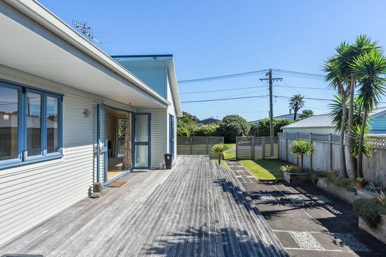 Photo of property in 17 Hona Street, Waikanae Beach, Waikanae, 5036