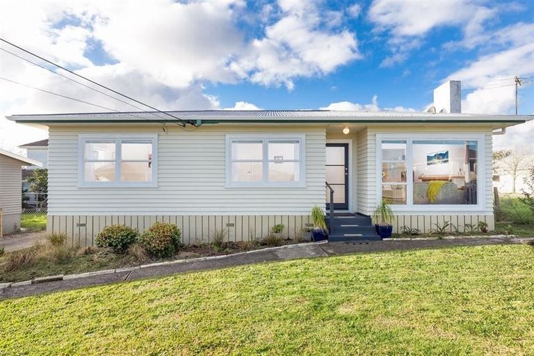 Photo of property in 1/136 Chivalry Road, Glenfield, Auckland, 0629