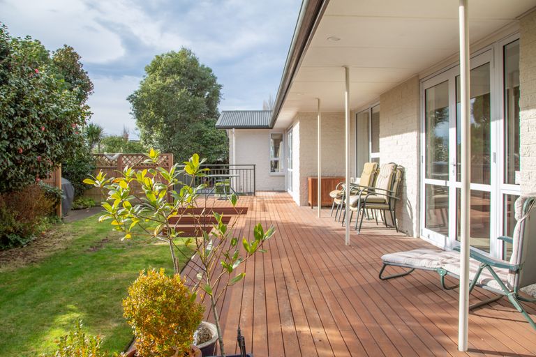 Photo of property in 393 Sawyers Arms Road, Harewood, Christchurch, 8051