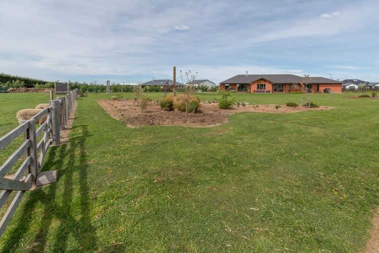 Photo of property in 18 Whitcombe Place, Darfield, 7571