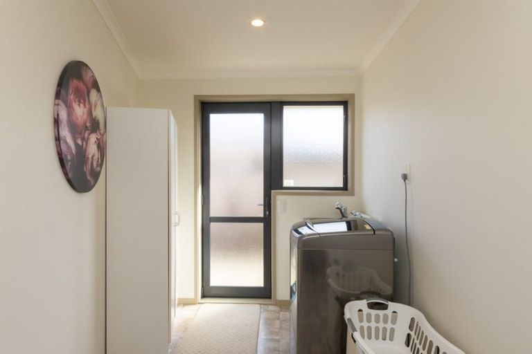 Photo of property in 48 Tennyson Avenue, Kelvin Grove, Palmerston North, 4414