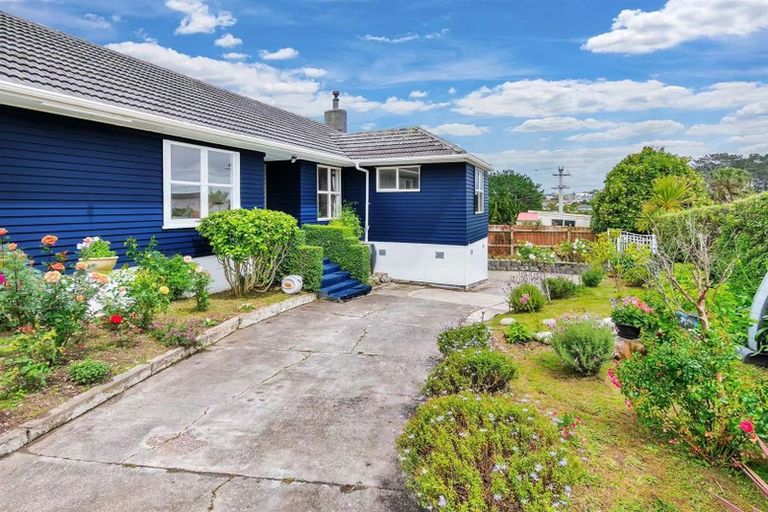 Photo of property in 16 Phelps Place, Glendene, Auckland, 0602