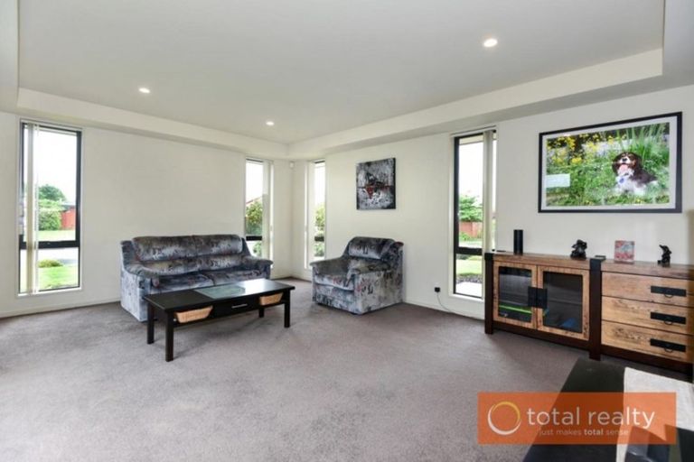 Photo of property in 17 Sovereign Gardens, Halswell, Christchurch, 8025