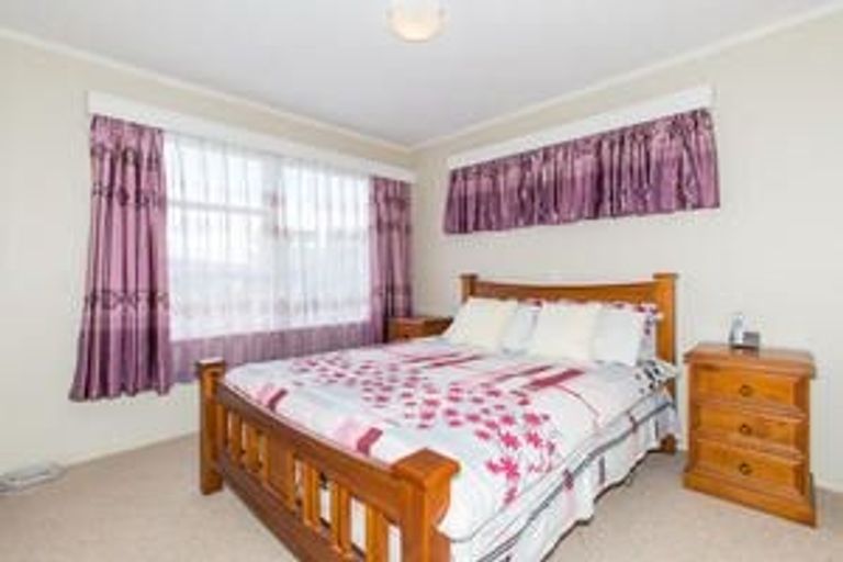 Photo of property in 9 Heather Place, Sunnynook, Auckland, 0620