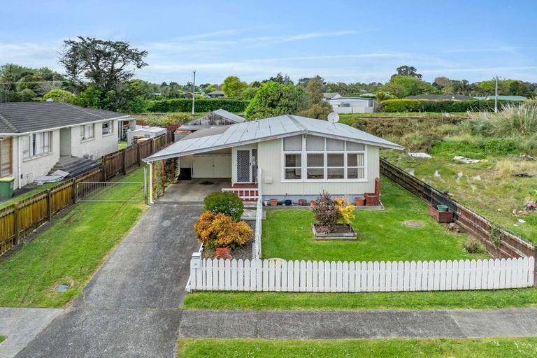Photo of property in 23 Fernleigh Avenue, Waiuku, 2123