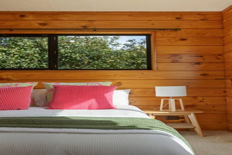 Photo of property in 10 Eagleson Street, Northcross, Auckland, 0632