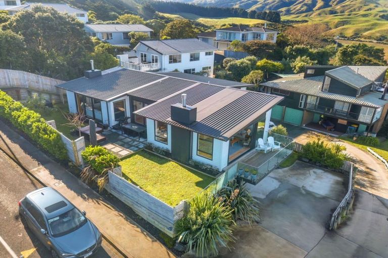 Photo of property in 8 The Track, Plimmerton, Porirua, 5026