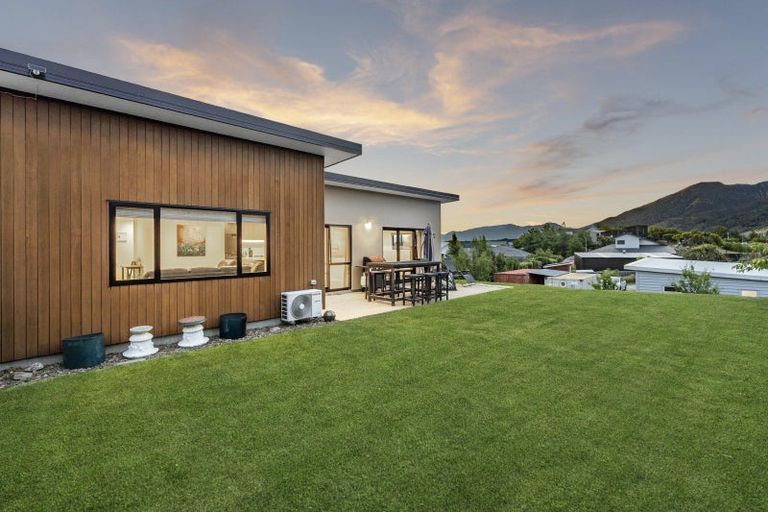 Photo of property in 5 Sarges Way, Lake Hawea, Wanaka, 9382