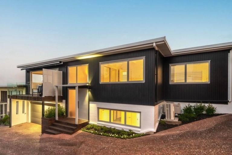 Photo of property in 2/5 Marama Street, Castor Bay, Auckland, 0620