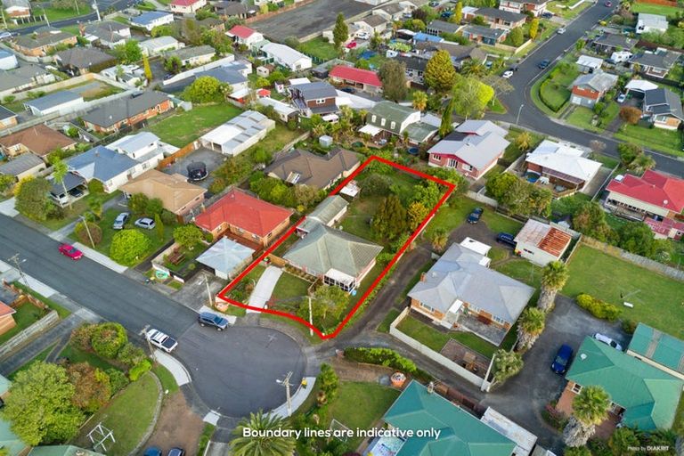 Photo of property in 16 Campbell Place, Papakura, 2110